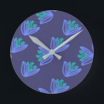 Bleu moderne Blume Runde Wanduhr<br><div class="desc">Blauer Blumen modernes trendiges Uhrmuster .</div>