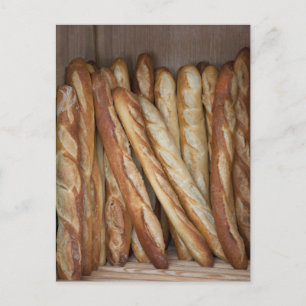 Blick auf Brotlaibe in Bäckereifenstern Postkarte