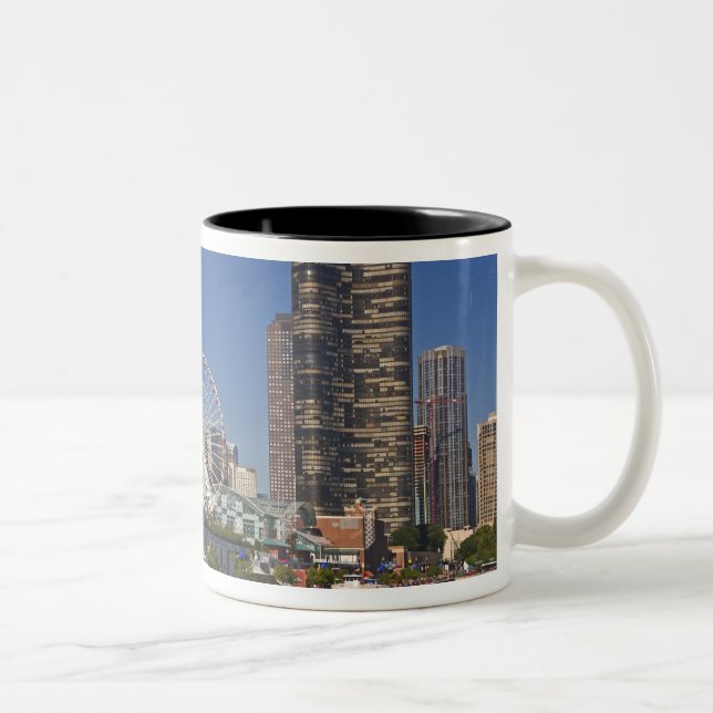 Blick auf Chicagos Marine Pier 2 Zweifarbige Tasse (Rechts)
