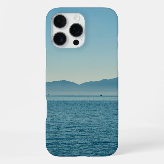 Blick auf das Meer mit Bergen iPhone Hülle (Rückseite)