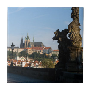 Blick auf das Schloss von der Karlsbrücke in Prag Fliese