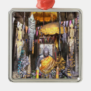 Blick auf den Altar im buddhistischen Tempel, Ornament Aus Metall