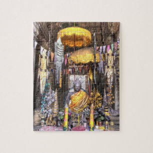 Blick auf den Altarbereich im Inneren eines buddhi Puzzle