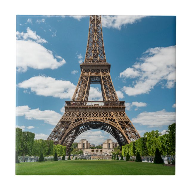 Blick auf den Eiffelturm vom Champ de Mars-Park Fliese (Vorderseite)