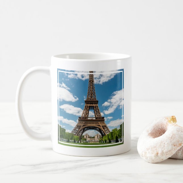 Blick auf den Eiffelturm vom Champ de Mars-Park Kaffeetasse (Mit Donut)