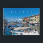 Blick auf den Gardasee Postkarte<br><div class="desc">Eine schöne Aussicht auf den kleinen Hafen im Dorf Lazise am Gardasee in Italien auf einer Postkarte gedruckt.</div>