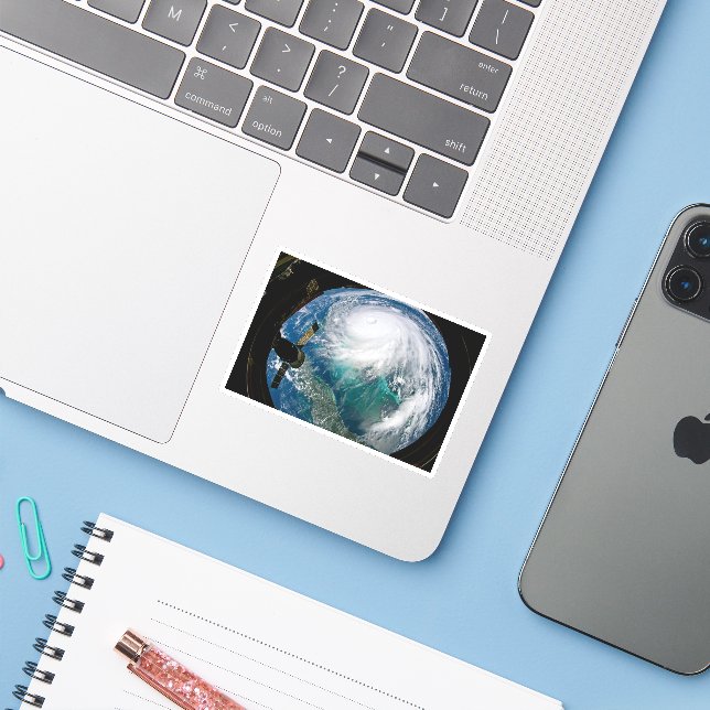 Blick auf den Hurrikan Dorian. Aufkleber (Laptop mit iPhone)