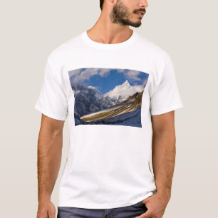 Blick auf den Mount Jichu Drake, Bhutan. T-Shirt