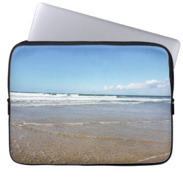 Blick auf den Strand in Soulac Sur Mer in Frankrei Laptopschutzhülle