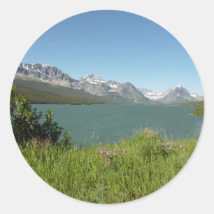 Blick auf den Swiftcurrent Lake im Glacier-Nationa Runder Aufkleber