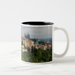 Blick auf den Veitsdom, Prag, Tschechien Zweifarbige Tasse