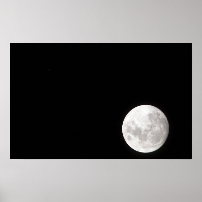 Blick auf den Vollmond, zeigt auch Mars Poster (Vorne)