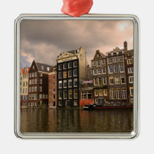 Blick auf die einzigartige Architektur und gepflas Silbernes Ornament