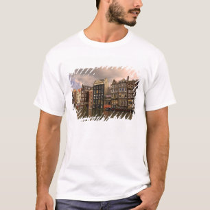 Blick auf die einzigartige Architektur und gepflas T-Shirt