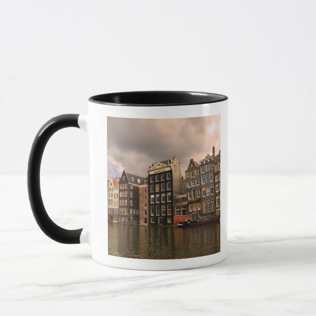 Blick auf die einzigartige Architektur und gepflas Tasse (Links)
