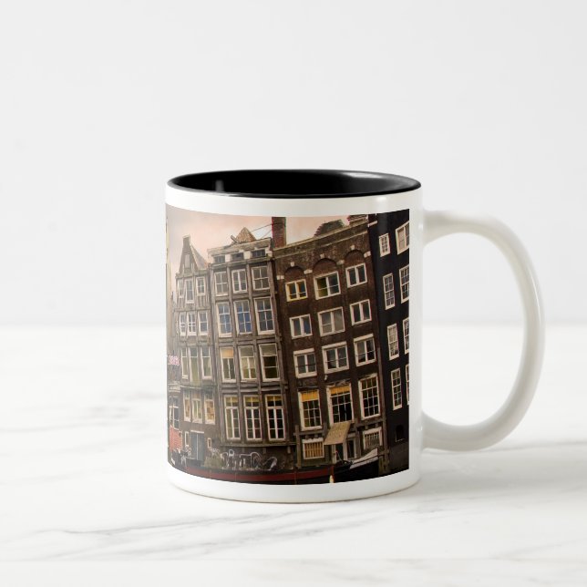 Blick auf die einzigartige Architektur und gepflas Zweifarbige Tasse (Rechts)