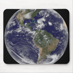 Blick auf die ganze Erde und vier Sturmsysteme Mousepad