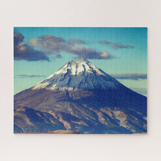 Blick auf die Herbstberge: schneebedeckter Vulkank Puzzle (Horizontal)