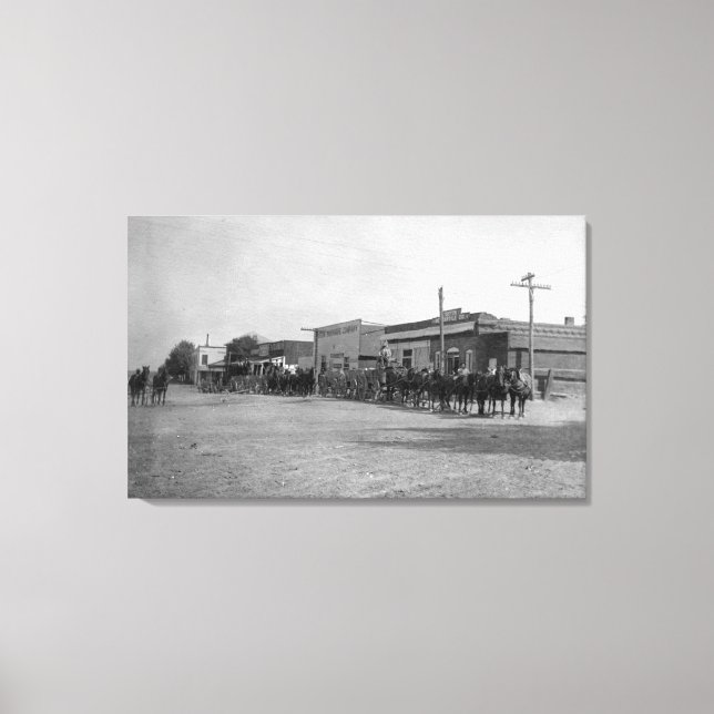 Blick auf die Pferdewagenteams auf der Straße Leinwanddruck (Vorderseite)