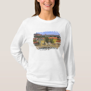 Blick auf die Prager Burg und die Stadt an der Mol T-Shirt