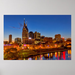 Blick auf die Skyline der Stadt bei Dämmerung Poster