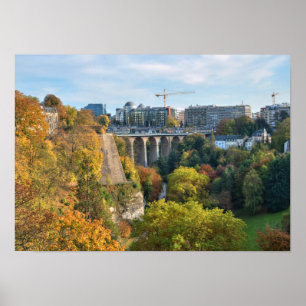 Blick auf die Stadt Luxemburg im ruhigen Herbst im Poster