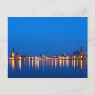 Blick auf die Stadt Rostock in Deutschland nachts Postkarte