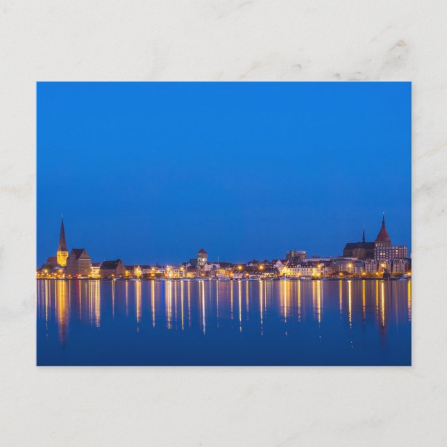 Blick auf die Stadt Rostock in Deutschland nachts Postkarte (Vorderseite)