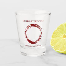 Blick auf die Welt durch ein Porthole-Glas