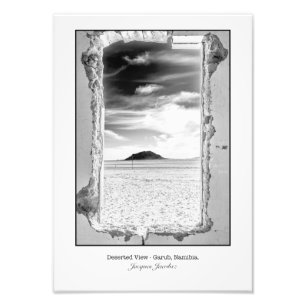 Blick auf die Wüste durch ein gerissenes Fenster Fotodruck