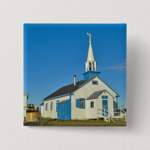 Blick auf eine blau-weiße Kirche im Dene-Stamm Button