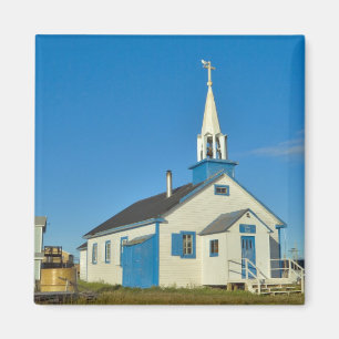 Blick auf eine blau-weiße Kirche im Dene-Stamm Magnet
