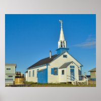 Blick auf eine blau-weiße Kirche im Dene-Stamm
