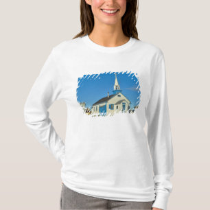 Blick auf eine blaue und weiße Kirche im Stamm der T-Shirt