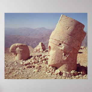 Blick auf einen riesigen Kopf und einen Adler Poster