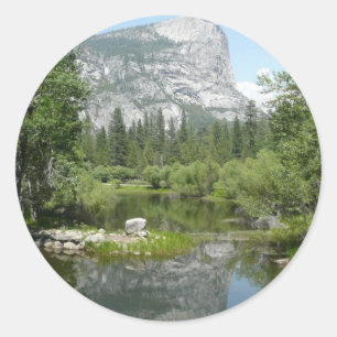 Blick auf Mirror Lake im Yosemite National Park Runder Aufkleber