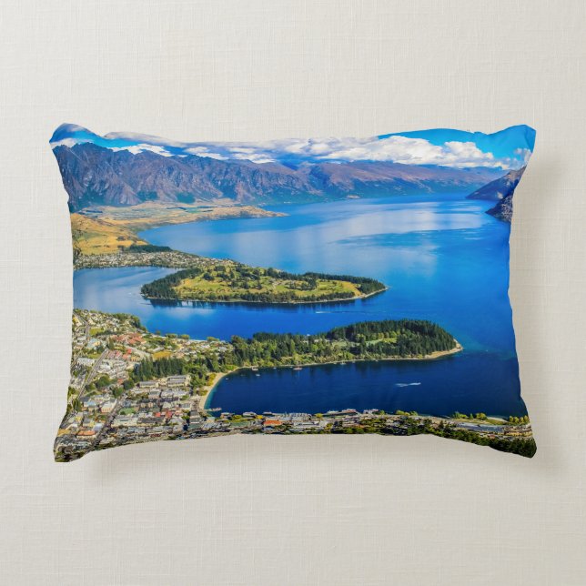 Blick auf Queenstown vom Gipfel von Bob, Neuseelan Dekokissen (Vorderseite)