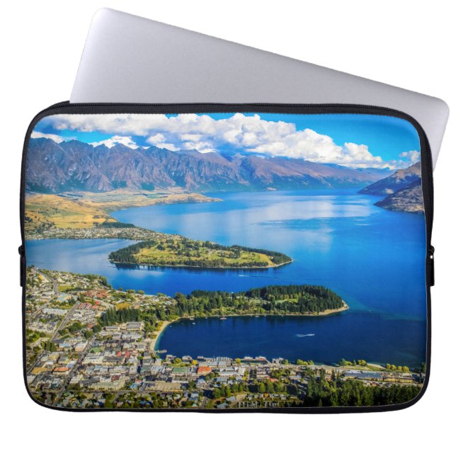 Blick auf Queenstown vom Gipfel von Bob, Neuseelan Laptopschutzhülle (Vorderseite)