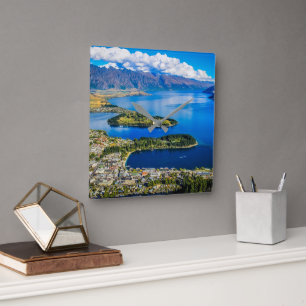 Blick auf Queenstown vom Gipfel von Bob, Neuseelan Quadratische Wanduhr