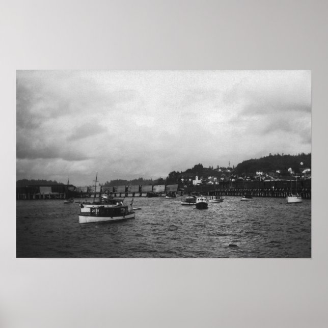 Blick auf Schiffe bei der 15. jährlichen Regatta Poster (Vorne)