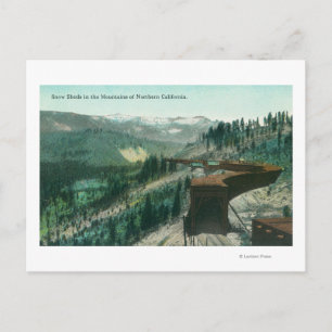 Blick auf Schneeschuhe über Zugschienen in Bergen Postkarte