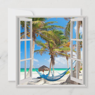 Blick durch die Fenster auf einen tropischen Stran