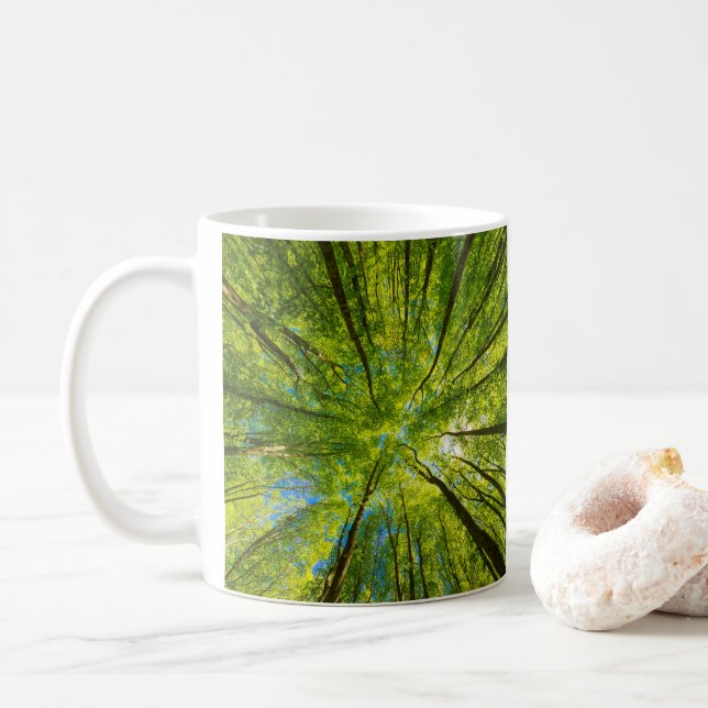 Blick durch grüne Blätter Kaffeetasse (Mit Donut)