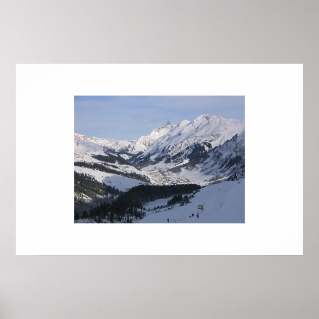 Blick hinunter auf ein kleines Bergdorf Poster (Vorne)