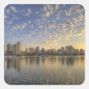 Blick über den False Creek auf die Skyline von Quadratischer Aufkleber