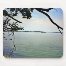 Blick über den Fluss, der auf einem