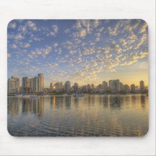 Blick über False Creek auf die Skyline Mousepad