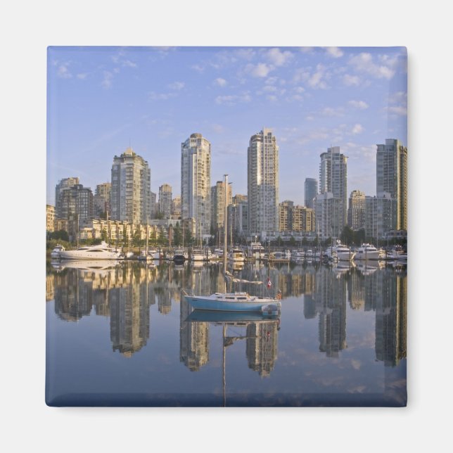 Blick über False Creek auf die Skyline von 2 Magnet (Vorne)