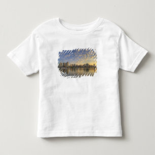 Blick über False Creek auf die Skyline von Kleinkind T-shirt