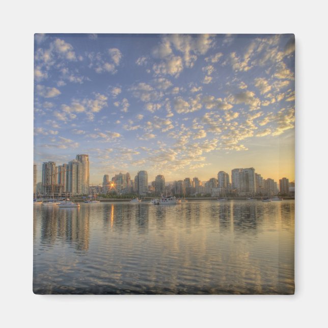 Blick über False Creek auf die Skyline von Magnet (Vorne)